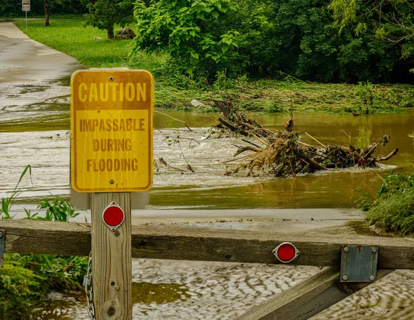 Una Señal Con Una Precaución Imposible Durante Flooding Parque Camino — Foto de Stock