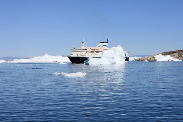 Juli 2011 Ilulissat Grönland Enorm Ankring Kryssningsfartyg Mellan Isberg Horisontell — Stockfoto