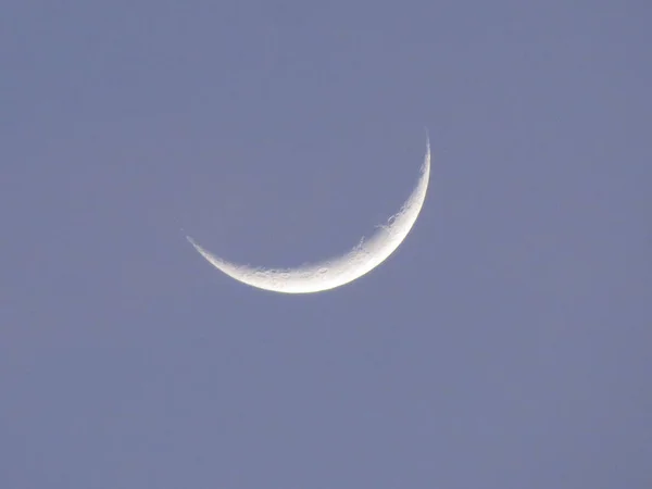 Vista Lua Crescente Que Encera Isolada Céu Cinzento Violeta — Fotografia de Stock