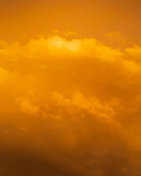 Belo Tiro Céu Hora Dourada Coberto Nuvens — Fotografia de Stock