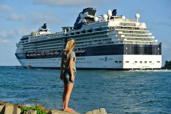Schöne Aufnahme Einer Frau Beim Anblick Des Promi Kreuzfahrtschiffes Infinity — Stockfoto