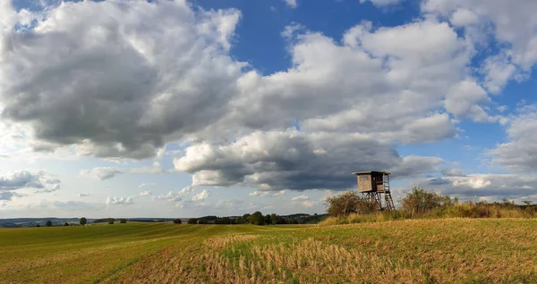 Een Landbouwveld Met Een Uitkijktoren Onder Een Bewolkte Hemel — Stockfoto