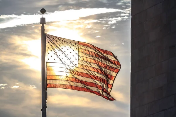 Uma Bandeira Americana Mastro Acenando Vento Contra Pôr Sol — Fotografia de Stock