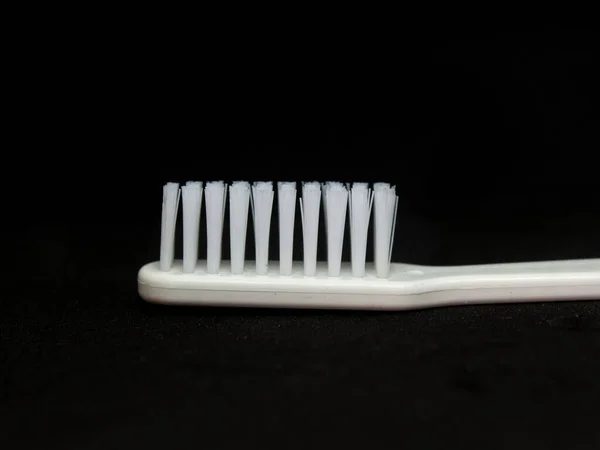 Penutup Tampilan Samping Dari Sikat Gigi Putih Diisolasi Pada Latar — Stok Foto