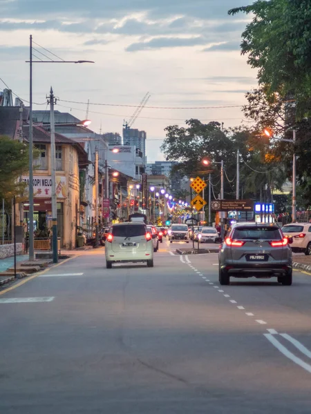 Een Verticaal Schot Van Auto Gaand Een Straat Penang Georgetown — Stockfoto