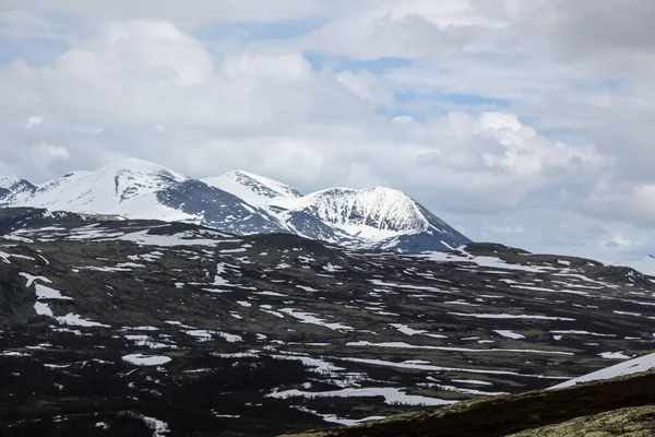 Une Vue Panoramique Des Montagnes Enneigées Dans Une Zone Rurale — Photo