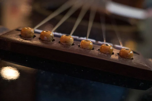 アコースティックギターの弦の詳細情報 — ストック写真