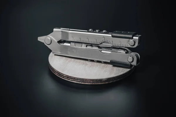 Kerpeten Bıçak Diğer Aletlerle Birlikte Teknik Bir Çoklu Aletin Detaylı — Stok fotoğraf
