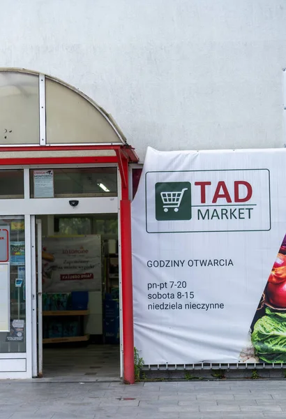 Polonya Nın Poznan Kentindeki Lecha Mahallesindeki Tad Market Girişinin Dikey — Stok fotoğraf