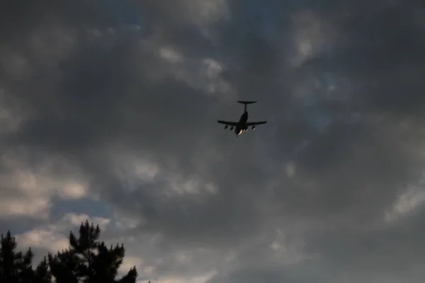 Avion Militaire Dans Ciel Près Atterrir Sur Aéroport — Photo
