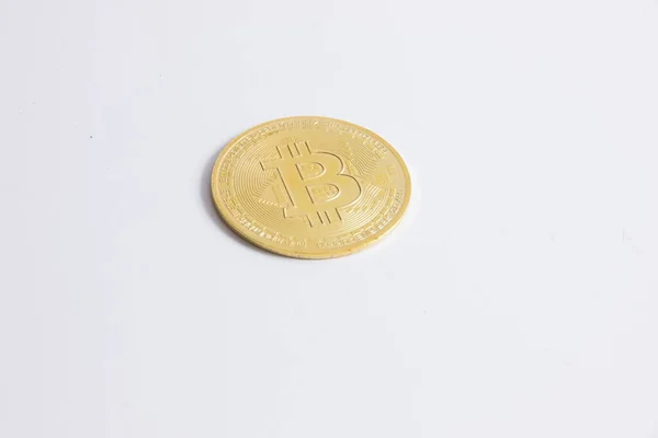 Uma Moeda Criptomoeda Bitcoin Dourada Isolada Fundo Branco — Fotografia de Stock