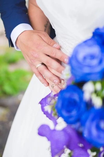 Close Vertical Das Mãos Noiva Noivo Com Anéis Buquê Casamento — Fotografia de Stock