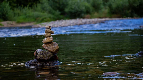 Група Річкових Каменів Укладених Один Одного Посеред Невеликої Водної Течії — стокове фото