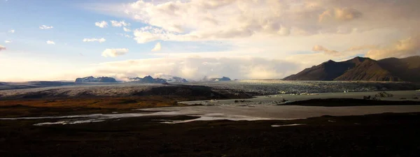 アイスランドのヨークールサロンで氷河のあるラグーンのパノラマ写真 — ストック写真