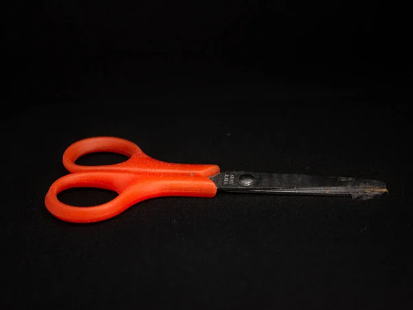 Zbliżenie Pomarańczowych Nożyczek Odizolowanych Czarnym Tle — Zdjęcie stockowe