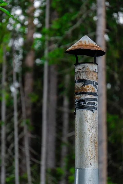 Eine Vertikale Aufnahme Eines Rustikalen Schornsteins Wald Auf Verschwommenem Hintergrund — Stockfoto