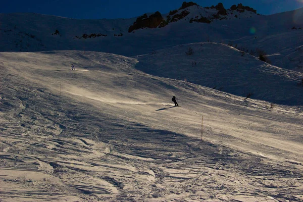 Een Persoon Skiën Van Een Besneeuwde Heuvel Een Recreatiegebied — Stockfoto