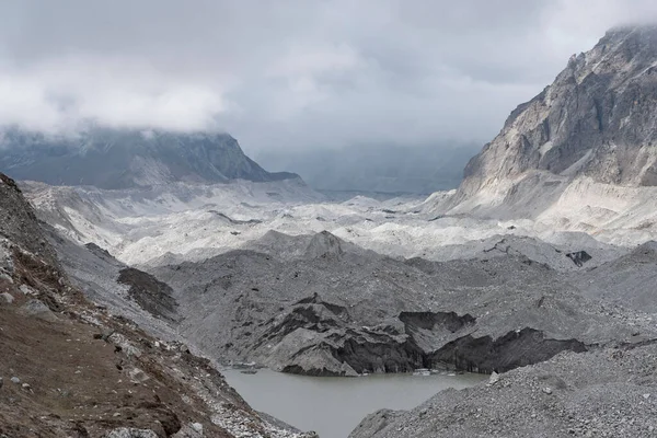 Een Schilderachtig Uitzicht Een Zandgebied Omgeven Door Bergen Bewolkte Lucht — Stockfoto
