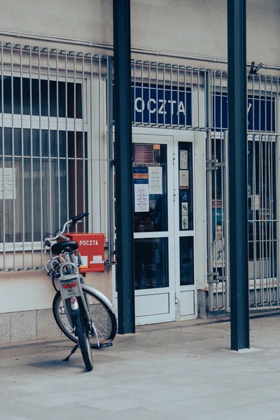 ポーランドのレチャ地区にあるポツタ ポルスカ郵便局の前に駐輪する自転車 — ストック写真
