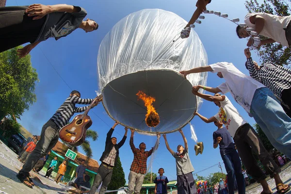 インドネシア マゲランのパブラン村で熱気球を飛ぶ準備をしている子供たちの低角度ショット — ストック写真