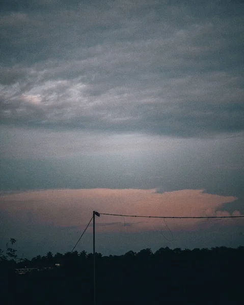日没時の電柱のヴィンテージ雨のショット — ストック写真