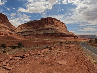 Bulutlu arka planda kırsal bir alanda güzel kaya oluşumlarının manzarası