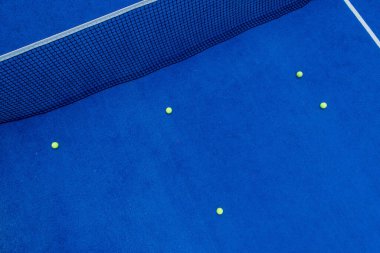 Bir raket tenis kortunun zenital hava görüntüsü