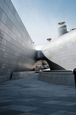 Güney Kore, Seul 'deki Dongdaemun Tarih ve Kültür Parkı İstasyonu' nun dikey görüntüsü.