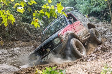 Büyük off road vagonu 4x4. Mitsubishi Pajero kırmızı ve siyah.
