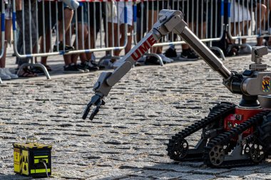 Madrid Nehri 'ndeki Puente del Rey Köprüsü' nde NBC senaryosundaki askeri tahliye ve temizlik gösterisi..
