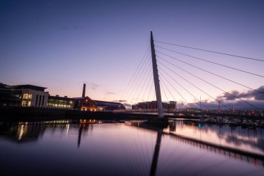 Swansea 'de gün batımında güzel bir köprü manzarası