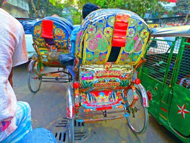 Bangladeş, Dhaka 'da kalabalık ve kaotik bir cadde. Güzel ve renkli çekçekçeklerle dolu. Muhtemelen 750.000 'den fazla var..