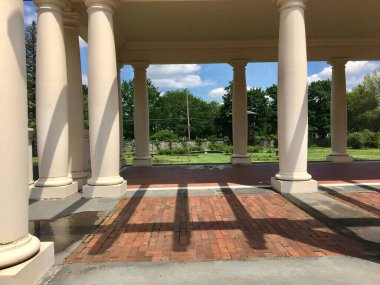 Sütunlarla kaplı güzel bir yürüyüş yolu manzarası.