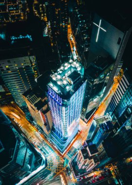 Hong Kong, Çin 'deki aydınlık modern binaların dikey görüntüsü.