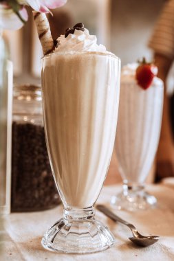 Bulanık arkaplandaki milkshake 'lerin dikey görüntüsü