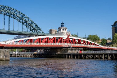 Tyne Nehri üzerindeki Swing Köprüsü, Tyne, İngiltere 'deki Newcastle mavi gökyüzü gününde