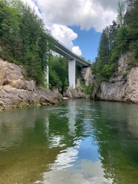 Nehrin üzerindeki bir köprünün dikey görüntüsü.