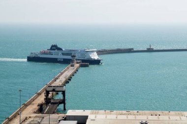 Güney İngiltere 'de Dover limanına giren bir feribot.