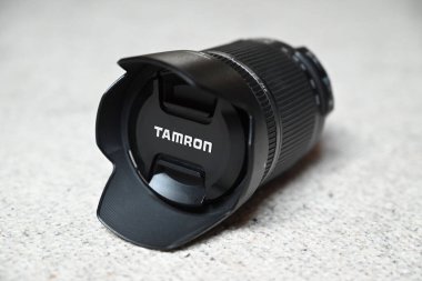 Tamnron 18-200 f3.5-6.3 Di II 'nin beyaz arka planda çekilmiş fotoğrafı.