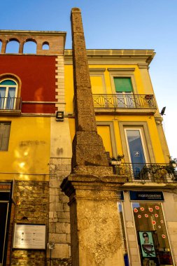 Benevento, İtalya 'daki eski bir heykel ve binaların dikey çekimi