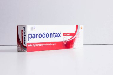 Beyaz arkaplanda izole edilmiş bir parodontax diş macunu paketi