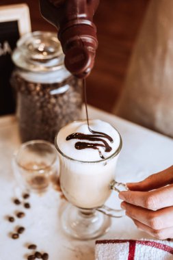 Milkshake 'e eklenen çikolatanın dikey yakın çekimi