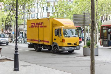 Teslimat kamyonu şehre park etmiş. DHL 56.13 'ten Nissan Atleon 120.