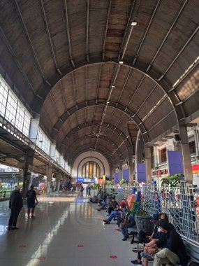 Jakarta, Endonezya-2 Haziran 2022: Jakarta Kota İstasyonu girişindeki atmosfer