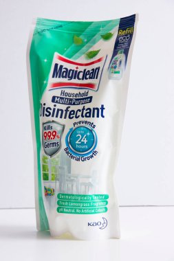 Magiclean çok amaçlı dezenfektan dolum paketi beyaz arkaplanda izole edildi