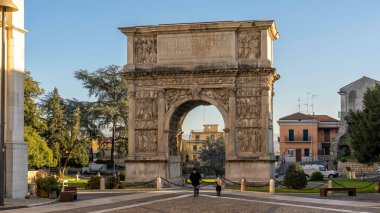 Benevento, Güney İtalya 'daki ünlü Trajan' s Arch 'ın açık hava görüntüsü.