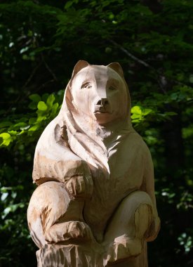 Romanya 'nın bir tatil beldesinde ağaç gövdesine oyulmuş bir ayının dikey çekimi