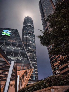 Hong Kong 'daki IFC alışveriş merkezinin dikey alçak açılı gece görüntüsü.