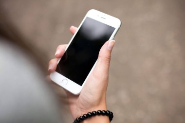 Elinde kilitli bir akıllı telefonun yakın plan fotoğrafı. Reklamınız için iyi bir fikir daha.
