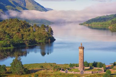 Sisli bir sabahta İskoçya, Glenfinnan, Loch Shiel 'e bakan Jakobit Anıtı' nın yüksek açısı.